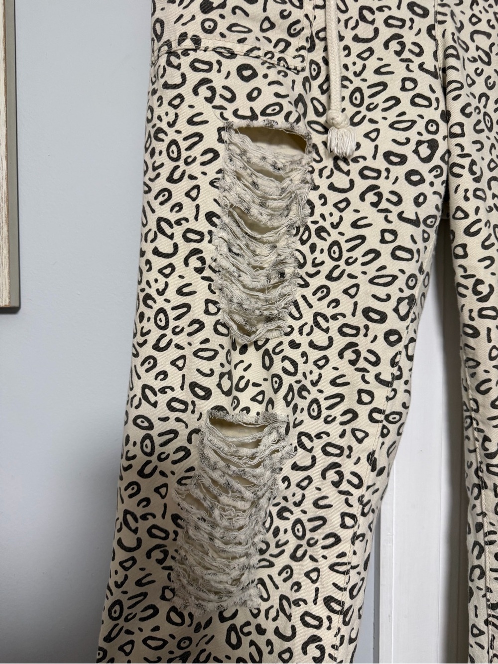 easel Leopard-Print Distressed Cropped Pants - Cream/Black